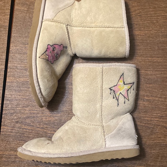 UGG Classic Short w cute design! Size 6 - Picture 1 of 11